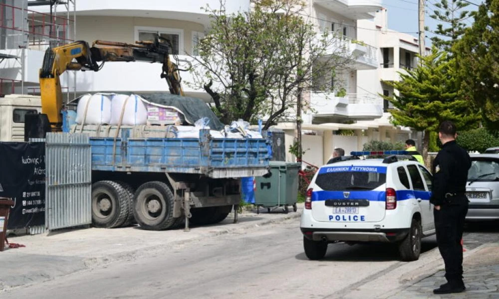 Οι πρώτες στιγμές μετά το δυστύχημα με τον 28χρονο εργάτη που πέθανε από ηλεκτροπληξία στη Βούλα (βίντεο)